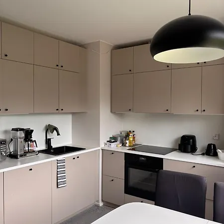 Remontoitu 100m2 Kerrostalohuoneisto Hangossa, 3 Makuuhuonetta, Etelaeparveke * Hanko
