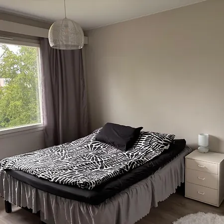 Remontoitu 100m2 Kerrostalohuoneisto Hangossa, 3 Makuuhuonetta, Etelaeparveke *