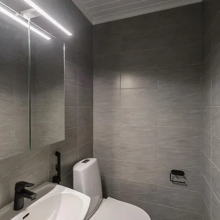 Remontoitu 100m2 Kerrostalohuoneisto Hangossa, 3 Makuuhuonetta, Etelaeparveke Apartman Hanko