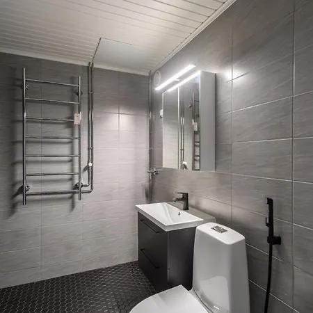 Remontoitu 100m2 Kerrostalohuoneisto Hangossa, 3 Makuuhuonetta, Etelaeparveke * Hanko