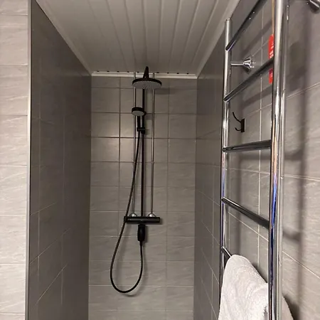 Remontoitu 100m2 Kerrostalohuoneisto Hangossa, 3 Makuuhuonetta, Etelaeparveke Apartman *